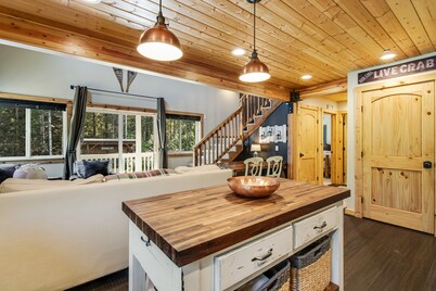 Beautiful Dog-Friendly Secluded Home W/ Private Hot Tub, Gas Grill & More
