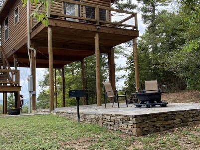 Treehouse/cabin with an amazing view of Mount Magazine