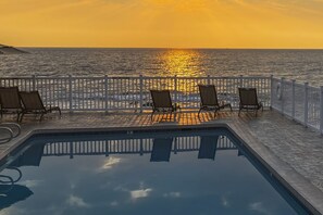 Pool - Condo at oceanfront resort with lanai, pool, grill & sundeck - walk to beach (Kailua-Kona)