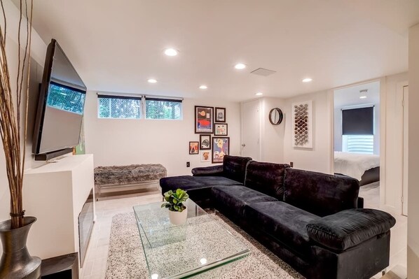 Smart TV, fireplace, stereo