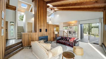 Een televisie en een open haard