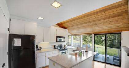 Spacious Home w/Ocean View, Wood Burning Fireplace, Shared Pools & Tennis