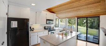 Spacious Home w/Ocean View, Wood Burning Fireplace, Shared Pools & Tennis