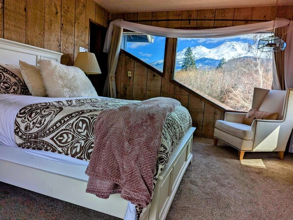 4 habitaciones, escritorio y tabla de planchar con plancha