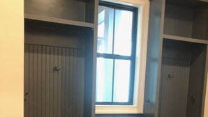 Quarto com estantes embutidas e janela.