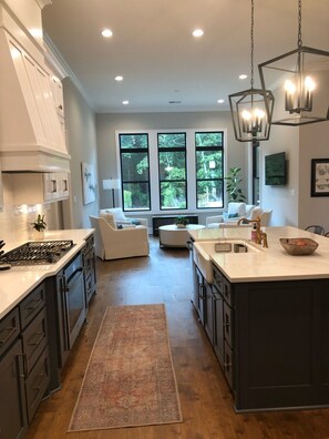 ثلاجة، ميكروويف، فرن، موقد طهي مسطح