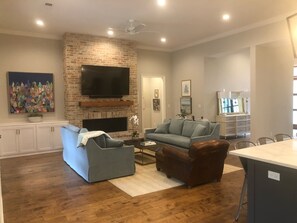 تلفزيون ذكي، مدفأة، مكتب