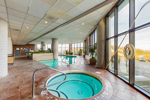Beautiful Condo w/Mountain Views & Fireplace - Shared Pool, Hot Tub, Gym