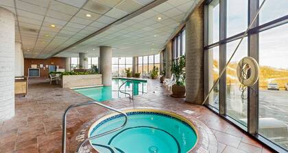 Beautiful Condo w/Mountain Views & Fireplace - Shared Pool, Hot Tub, Gym