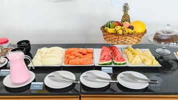 Café da manhã com buffet grátis todos os dias