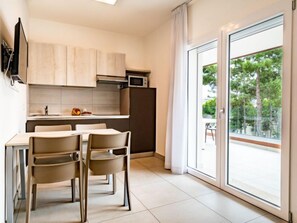 Kühlschrank, Mikrowelle, Geschirrspüler, Kochgeschirr/Geschirr/Besteck