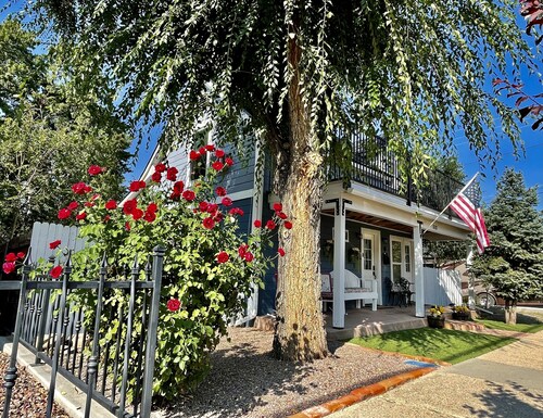  Cozy Historic Farmhouse-2 Bedroom Downstairs Unit - Walk Downtown & Whiskey Row
