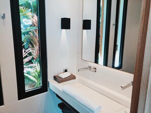 Dusche, Haartrockner, Handtücher