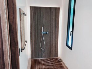 Dusche, Haartrockner, HandtĂŒcher