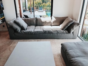 Fernseher, Tischfußball, Bücher