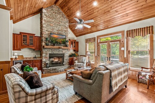 The Trinity - Outdoor fireplace, pool table, arcades, hot tub