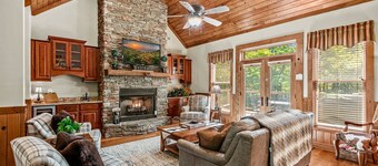 The Trinity - Outdoor fireplace, pool table, arcades, hot tub