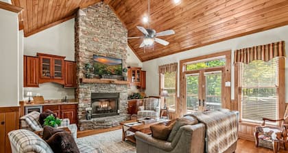 The Trinity - Outdoor fireplace, pool table, arcades, hot tub