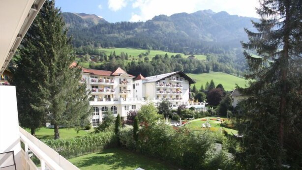 Un hotel con diversi balconi affacciati su un paesaggio montuoso.