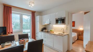 Kühlschrank, Mikrowelle, Geschirrspüler, Kochgeschirr/Geschirr/Besteck