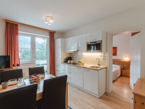 Kühlschrank, Mikrowelle, Geschirrspüler, Kochgeschirr/Geschirr/Besteck