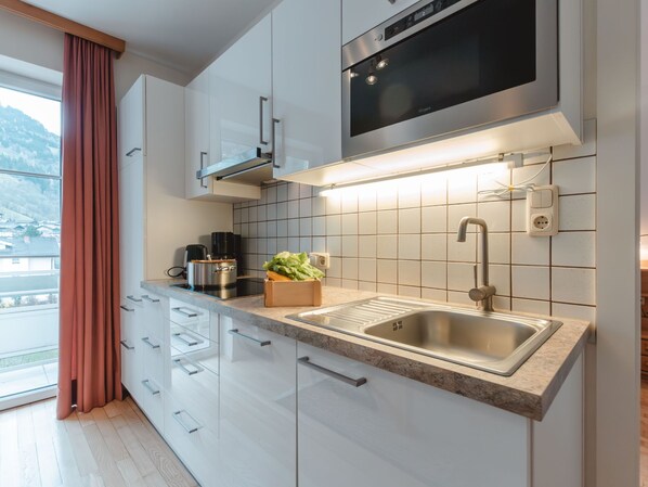 Kühlschrank, Mikrowelle, Geschirrspüler, Kochgeschirr/Geschirr/Besteck