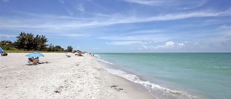 靠近海滩