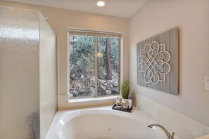 Relax in the tub and enjoy the view behind the home - Fire Pit, Home Theater, Shuffleboard, Patio, 5-Min to Whiskey Row! (Prescott)