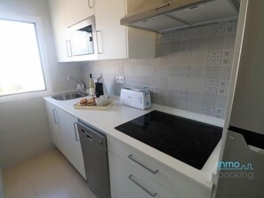 Kjøleskap, mikrobølgeovn, oppvaskmaskin og kaffetrakter/tekoker