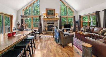 Dog-Friendly Door County Cottage | Wooded 3 Acres + Screen Porch + Fire pit