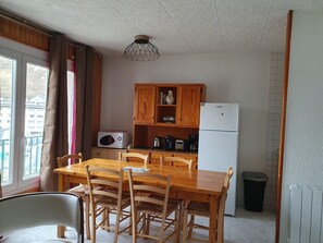 Kylskåp, mikrovågsugn, ugn och kaffe- och tebryggare