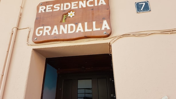 Schild für 'Residencia Grandalla' mit der Nummer 7 an einem Gebäude.