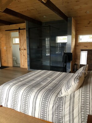 4 bedrooms, desk, iron/ironing board, free WiFi