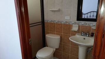 Ducha, toallas, jabón y papel higiénico