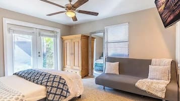 3 slaapkamers, een bureau, een strijkplank/strijkijzer, reisbedje