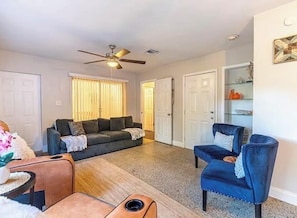 Smart TV, DVD player, table tennis, books - Beach & Downtown with Pool (Delray Beach)