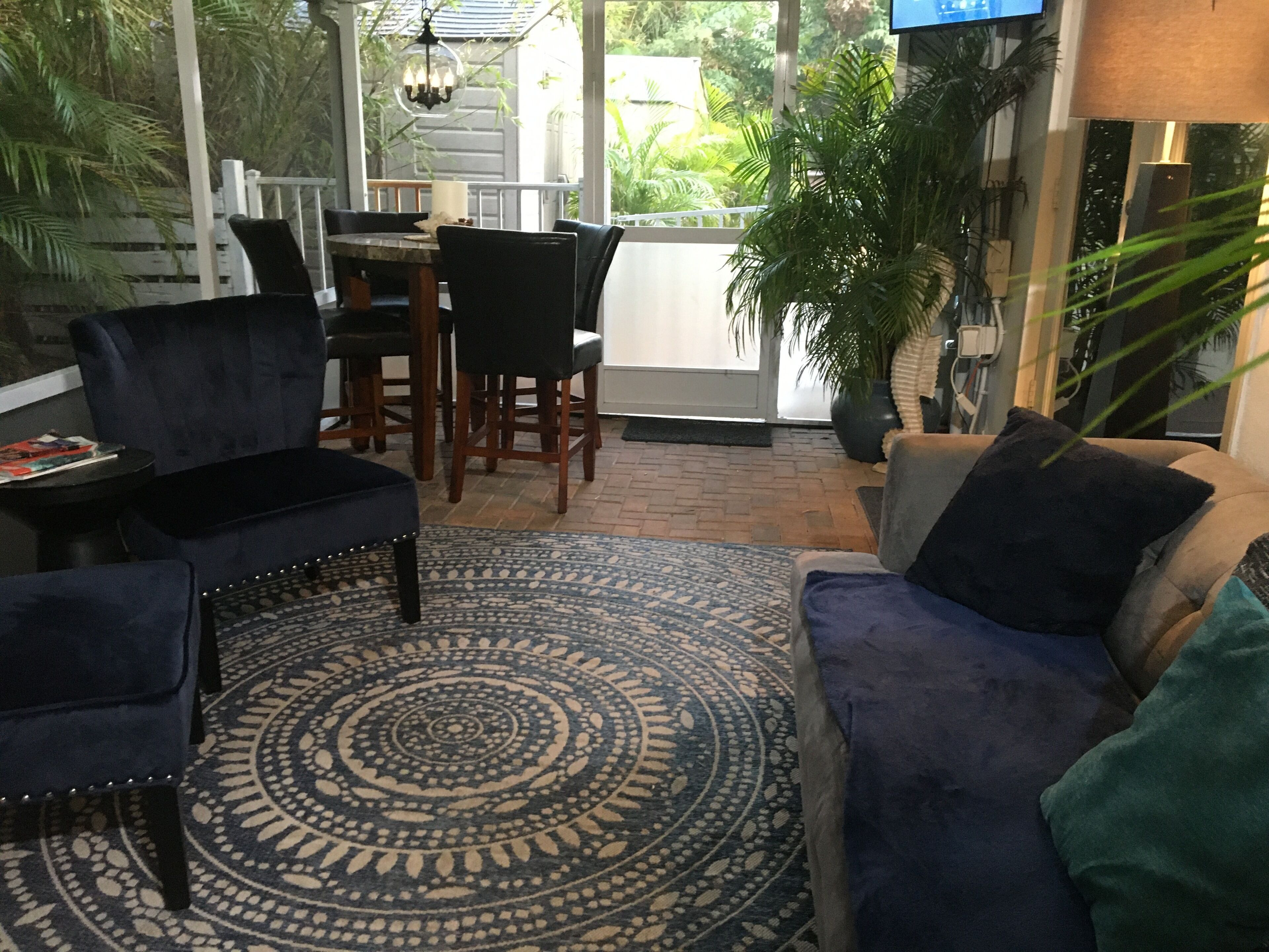 Smart-TV, DVD-Player, Tischtennisplatte, Bücher