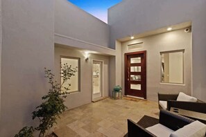 Terrace/patio - Private Franklin Hills Retreat With A Pool & Views (El Paso)