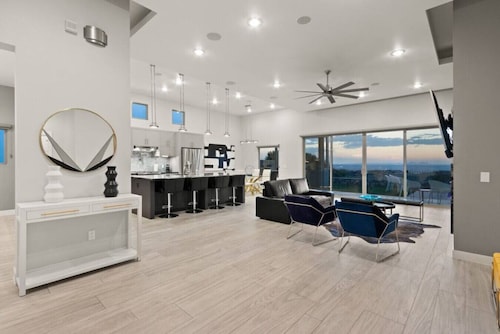 Private Franklin Hills Retreat • Views 4 Bed 3.5 Bath