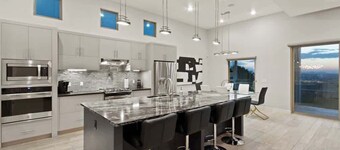 Private Franklin Hills Retreat With A Pool (Views)