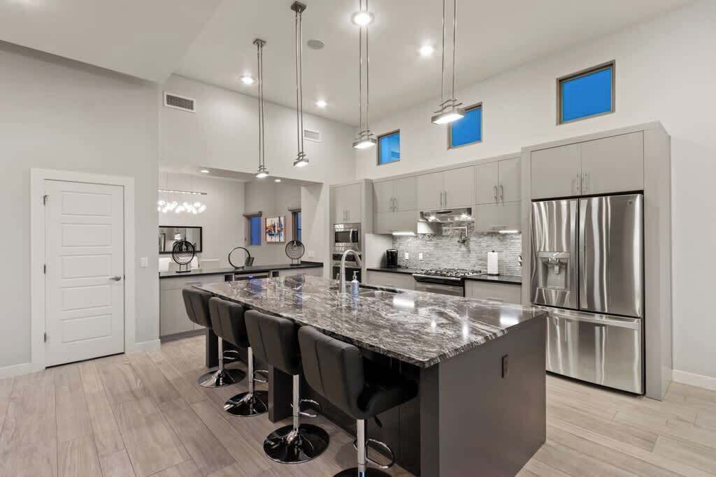 Kylskåp, mikrovågsugn, ugn och spishäll