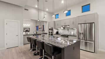 Kylskåp, mikrovågsugn, ugn och spishäll