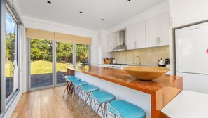 Frigorífico, microondas, horno y placa de cocina