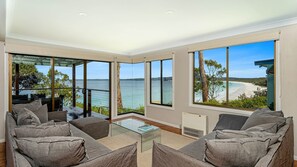 TV, Netflix, books, streaming services - Scarborough, Hyams Beach, Jervis Bay (Hyams Beach)