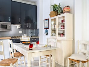 Kühlschrank, Mikrowelle, Ofen, Geschirrspüler