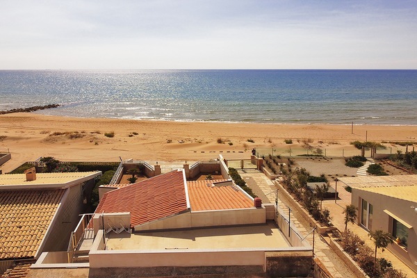 Luftaufnahme des direkt am Meer gelegenen Grundstücks