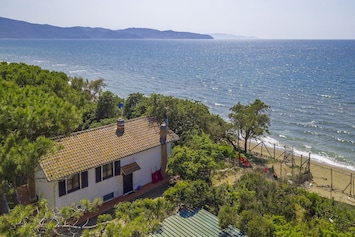 La maison donnait directement sur le bord de mer