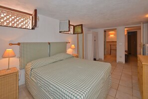 5 bedrooms, free WiFi, bed sheets