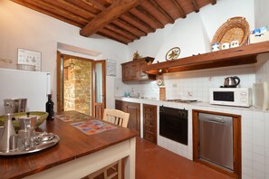 Fridge, microwave, oven, stovetop - Casa Citille, Greve in Chianti, Italy (Greve in Chianti)