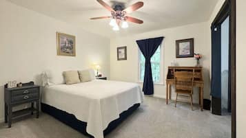 4 habitaciones, escritorio y tabla de planchar con plancha